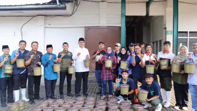 Sekda Ajat Tinjau Pemotongan Kurban di RPH Cibinong, Daging Disalurkan untuk Tenaga Pendukung